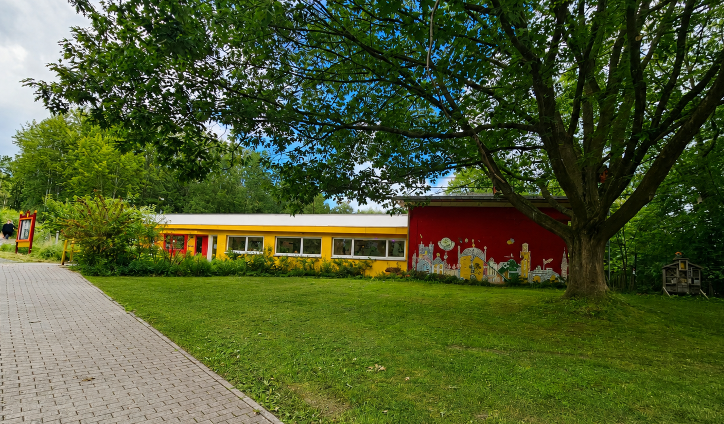 Das Bild zeigt das Familienzentrum "Schloss Einstein"
