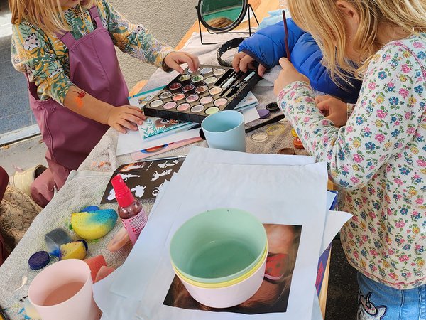 Kinderyoga, Reiten oder Imkern - im Kindergarten "Bärenhöhle" wird einiges geboten.