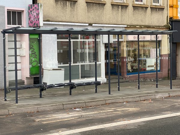 Die erneuerte Wartehalle an der Bushaltestelle "Unnaer Platz" bietet nun mehr Platz als vorher.