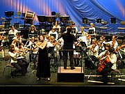 Andrea Lieberknecht und Anthony Hermus mit dem Sinfonieorchester der Musikschule Iserlohn beim Festlichen Abschlusskonzert 2005