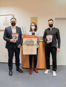 Bürgermeister und Kulturressortleiter Michael Joithe, Museumsleiterin Dr. Sandra Hertel und Stadtarchivar Rico Quaschny (v.l.) werben für die am 27. Januar beginnende Vortragsreihe „Jüdischen Leben und jüdische Schicksale in Iserlohn, Letmathe und Hennen“. 