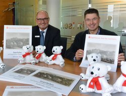 Michael Haupt, Direktor Privat- und Geschäftskundenbetreuung Sparkasse Iserlohn, und Rico Quaschny, Leiter des Stadtarchivs Iserlohn / Foto: Klaus Baberg, Sparkasse Iserlohn