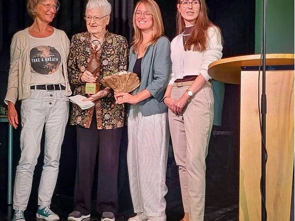 V.l.n.r.: Anna Müller, Vorstandsmitglied Frauen-AG; Helene Jochheim, Preisträgerin; Kim Röttler, Vorstandsmitglied Frauen-AG; Patricia da Cruz Santos, Gleichstellungsbeauftragte der Stadt Iserlohn.