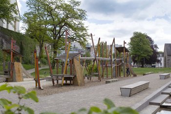Das Bild zeigt einen Spielplatz.