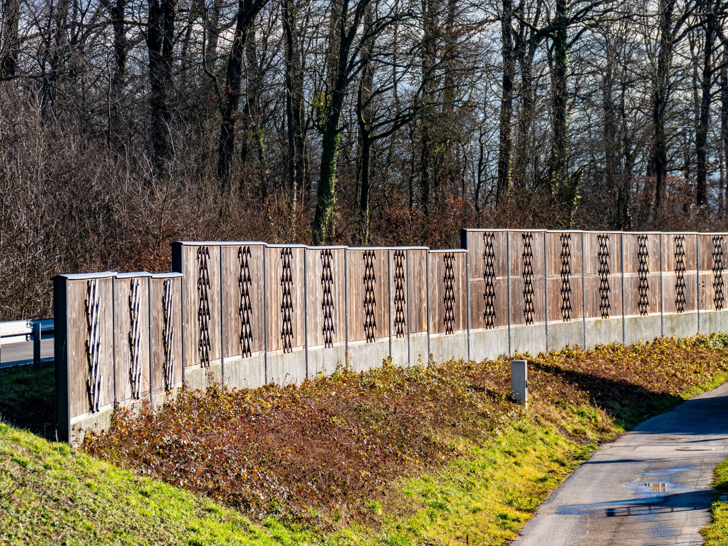 Das Bild zeigt eine Lärmschutzwand