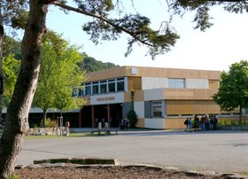 Das Bild zeigt die Realschule am Hemberg.