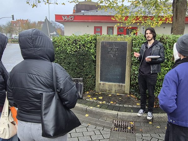 Der Bundesfreiwillige Samuel Slowinski organisierte und begleitete eine zweite historische Führung durch Iserlohn. 