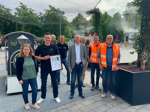 Ideengeber und Abteilungsleiter für Grünflächen und Friedhöfe Martin Irmer (3.v.r.) und Stadtbaurat Thorsten Grote (4.v.r.) freuen sich gemeinsam mit Victoria Verrieth (1.v.l.) und Sebastian Matz (2.v.l.) aus der Abteilung Stadtentwicklung sowie mit Vertretern des Stadtbetriebs Iserlohn/Hemer (SIH) und der ausführenden Firma "Optimal Planen GmbH" über die Auszeichnung.