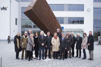 Sponsoren und Vertreter aus Politik und Verwaltung vor der Bernhard-Plastik
