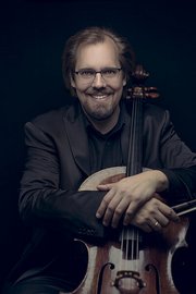 Das Bild zeigt Wolfgang Emanuel Schmidt - Violoncello 