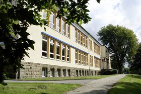 Das Bild zeigt die Grundschule Bömberg.