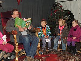 Das Bild zeigt eine Aktion im Rahmen des Kinderweihnachtsdorfes 2013.