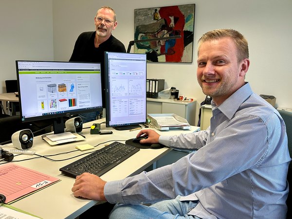 Martin Kozielski (rechts) präsentiert mit Thomas Pütter (links) die Eigenentwicklung einer softwaregestützten Einkaufs- und Serviceplattform. 