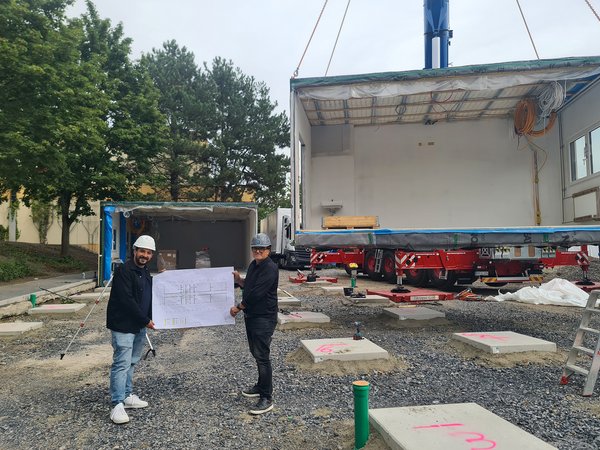 Am Märkischen Gymnasium Iserlohn freuten sich Sotirios Katsoukis vom Kommunalen Immobilien Management (links) und ein Vertreter der beauftragen Firma (rechts) über die gelungene Anlieferung. 