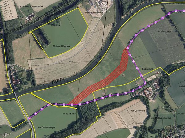Bis Ende Juli wird eine neue Trasse zum Ruhrtalradweg (rot markiert) im Bereich von Hof Theymann gebaut.