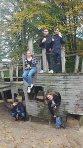 Der Kinder- und Jugendrat prüft die Spielgeräte auf den unterschiedlichen Spielplätzen