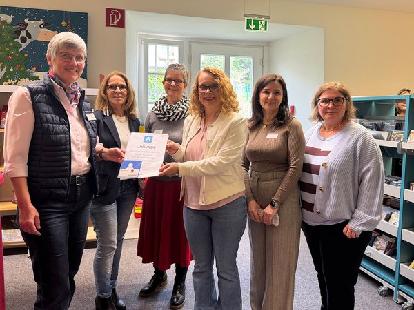Zertifikatsübergabe "Stillfreundliche Kommune" an die Stadtbücherei Iserlohn