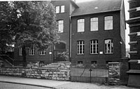 Das Bild zeigt das Gebäude der früheren Katholische Ostschule