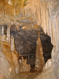 Das Bild zeigt die Dechenhöhle.