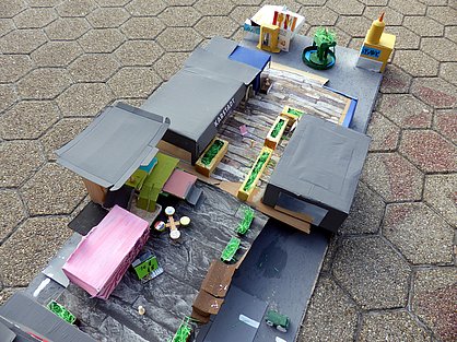 Das Bild zeigt ein von Kindern gestaltetes Schillerplatz-Modell.