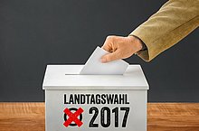 Das Bild zeigt eine Wahlurne mit der Aufschrift "Landtagswahl 2017"