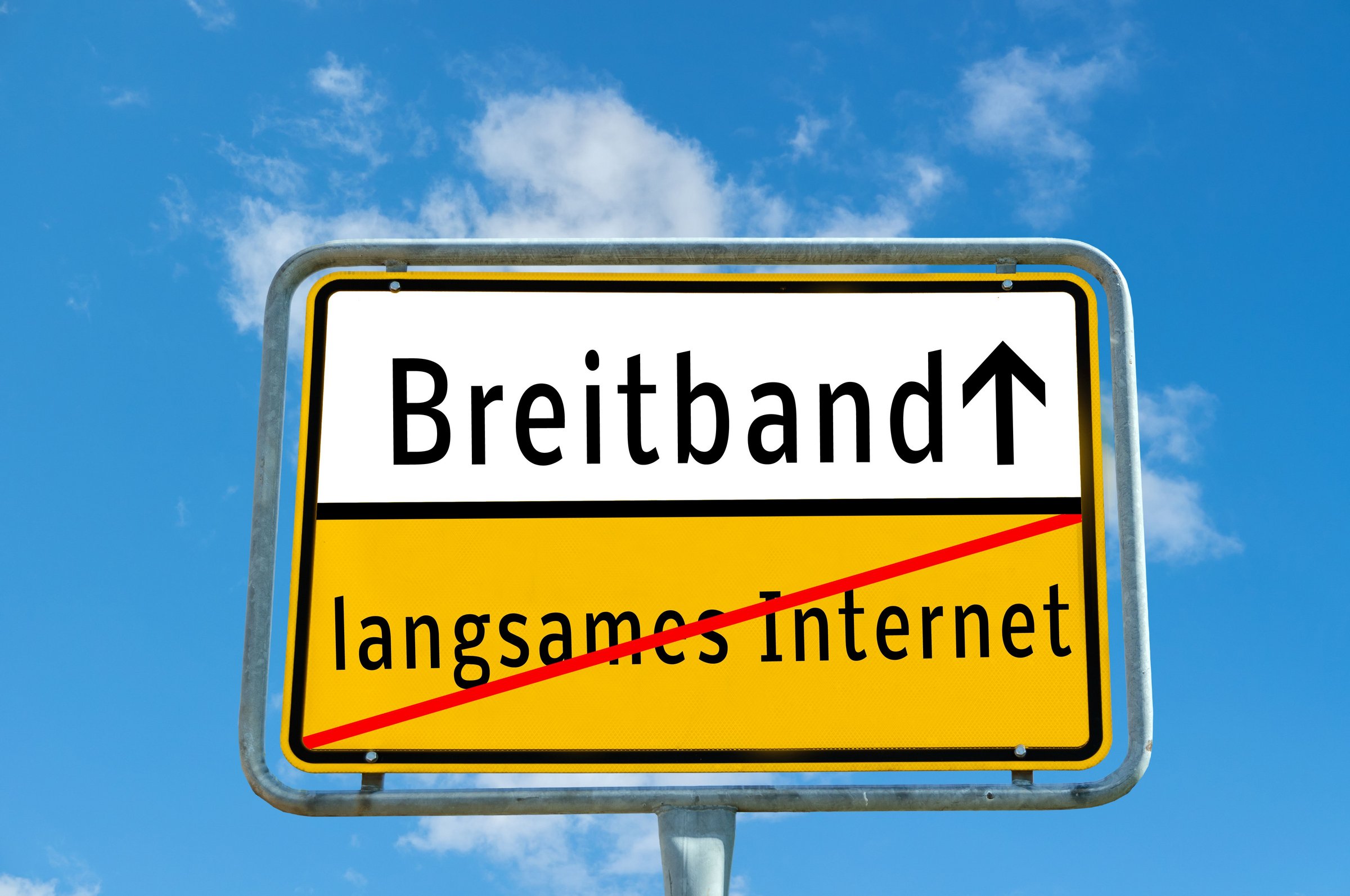 Das Bild zeigt ein Schild mit der Aufschrift "Breitband"