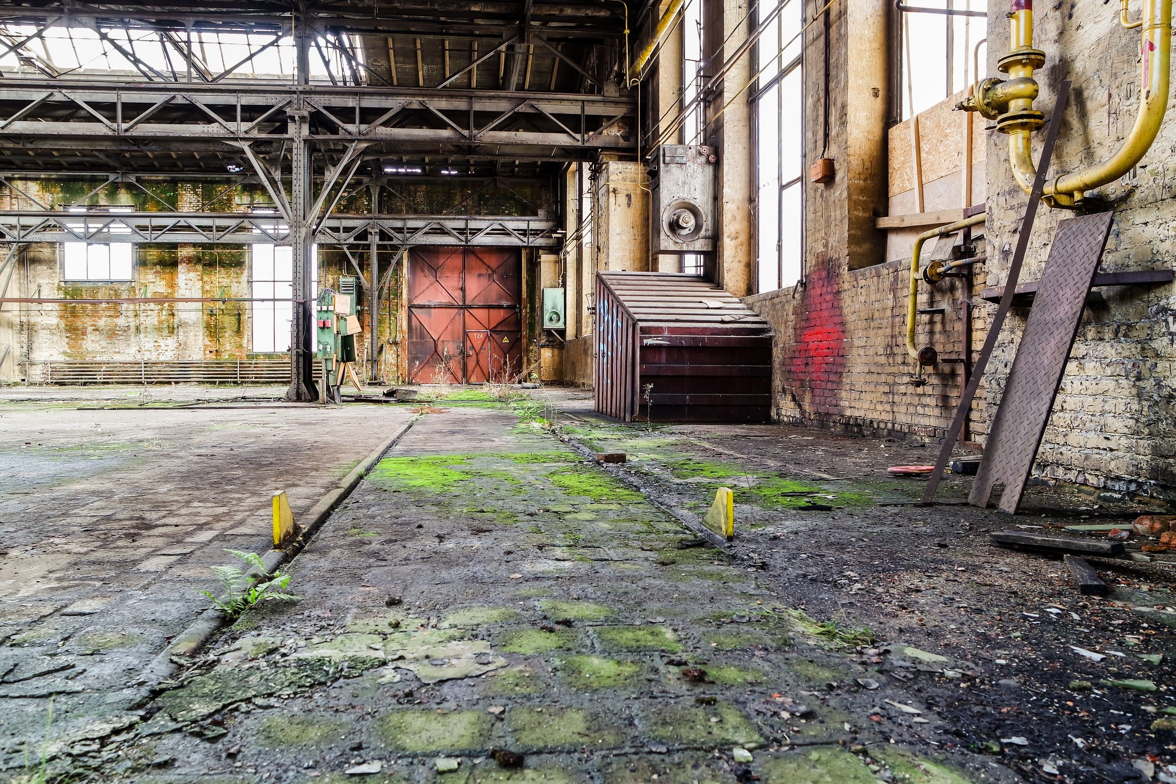 Das Bild zeigt eine alte Fabrikhalle