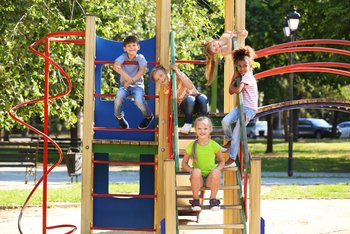 Das Bild zeigt Kinder auf einem Spielplatz