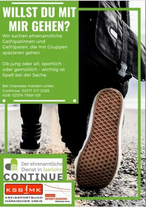 Bild aus Bodenhöhe zeigt Schuhe und Beine einer gehenden Person. Daneben ein Textfeld: Willst du mit mir gehen? Wir suchen ehrenamtliche Geh-patinnen und geh-paten, die mit  Gruppen spazieren gehen. Ob jung oder alt, sportlich oder gemütlich - wichtig ist Spaß bei der Sache. Bei Interesse melden unter Continue: 02371 217-2083, KSB 02374 7568-128