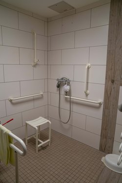 Das Bild zeigt ein Badezimmer im SWI.