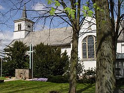 Pfarrkirche St. Gertrudis mit Mahnmal