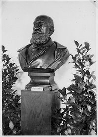 Das Bild zeigt die Büste Professor Ernst Danz