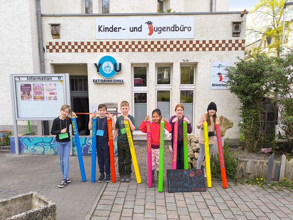 Auf überdimensionalen Buntstiften haben die teilnehmenden Kinder sichtbar gemacht, welche Kinderrechte ihnen am wichtigsten sind. 