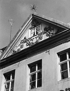 Wohnhaus der Familie Grillo, Ostengraben 15 (früher Lerchenstraße), Fassadendetail mit Schmuckgiebel, erbaut: 1744
