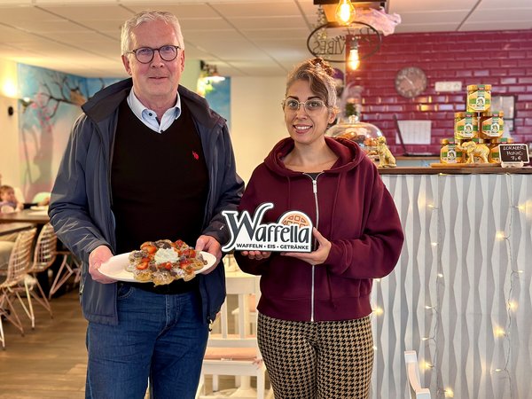 Von links: Dirk Matthiessen (Stadtmarketingleiter), Ayca Sankir (Ladeninhaberin WAFFELLA).