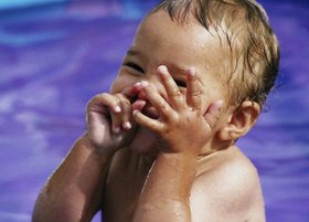 Das Bild zeigt ein Baby beim Babyschwimmen.