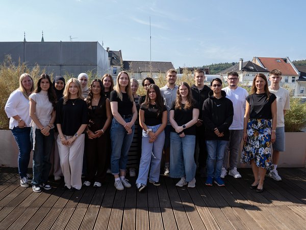 Ausbildungsleiterin Carmen Malkus (2. v.r.) und Julia Althof (1. v.l.) begrüßten 18 neue Auszubildende bei der Stadtverwaltung Iserlohn. 