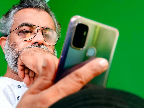 Senior mit Smartphone