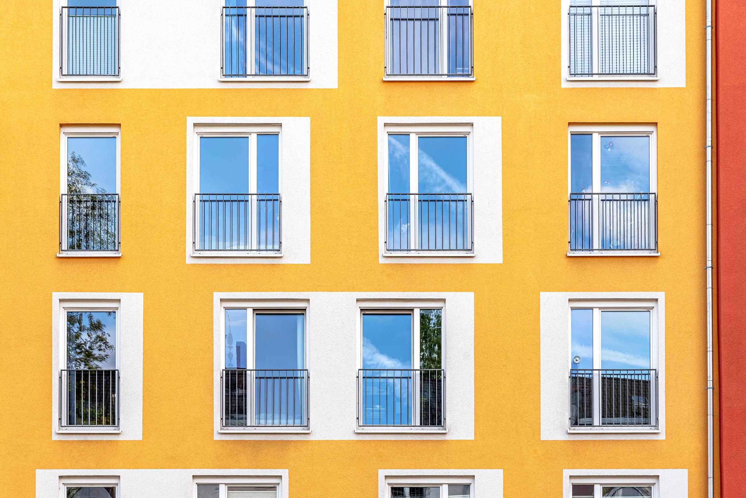 Das Bild zeigt eine Häuser-Fassade.