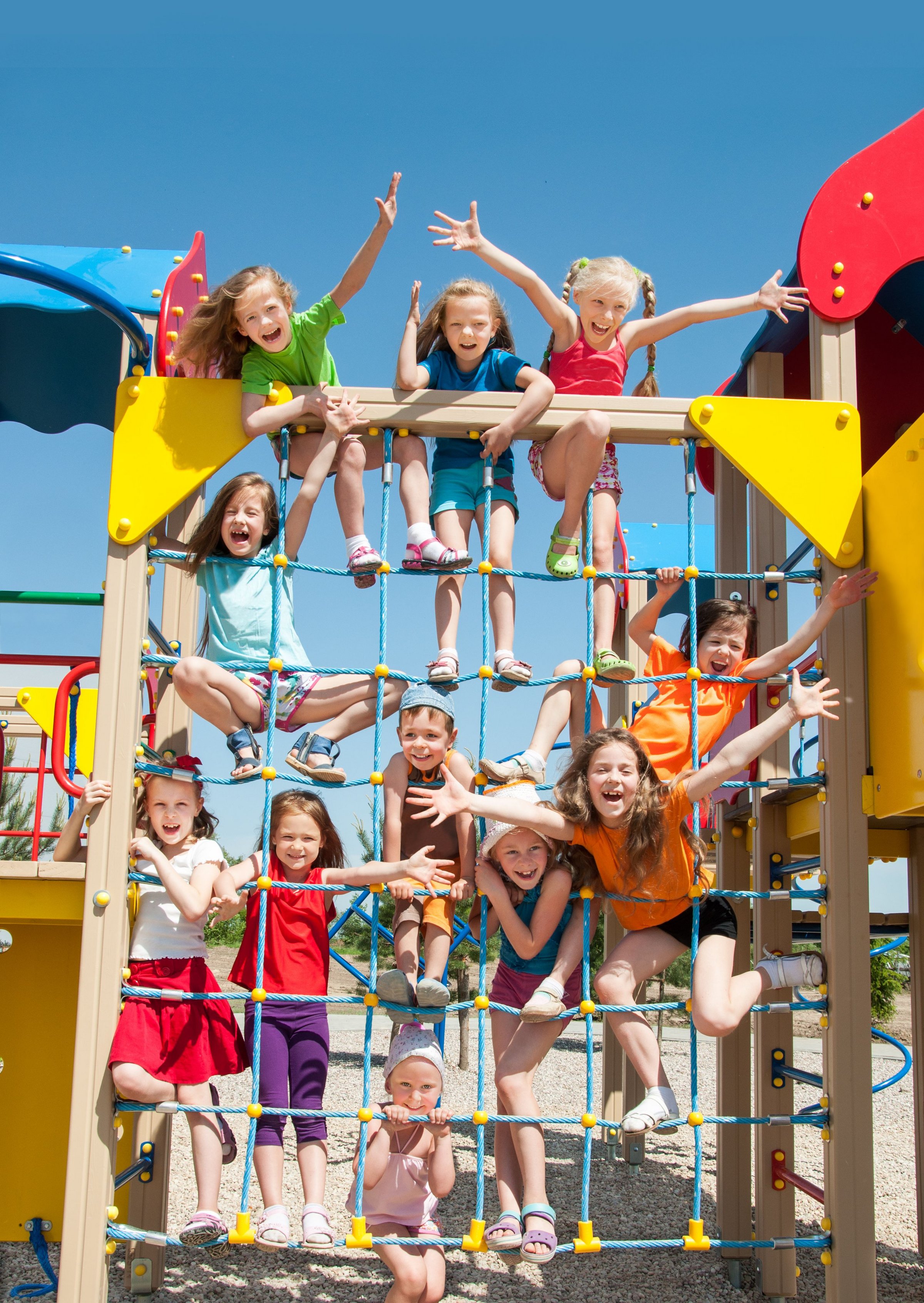 Das Bild zeigt Kinder auf einem Klettergerüst