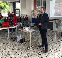 26 Stadtforscher der Klassen 6-8 der Gesamtschule Seilersee untersuchten ihr neues Schulumfeld an der ehemaligen Realschule Bömberg mit der App #stadtsache.