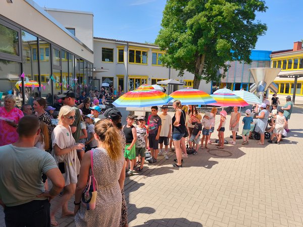 Zum 20-jährigen Jubiläumsfest der OGS „Auf der Emst“ waren viele Angehörige, Eltern und Kinder gekommen.