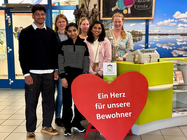Von links, vordere Reihe: Jacob Roy, Anpriya Chennattumattom Pratheesh und Nancy Siby. Von rechts, hintere Reihe: Tina Röse, Leiterin SWI, Yvonne Hensling, SWI und Carmen Malkus, Ausbildungskoordinatorin Stadt Iserlohn.