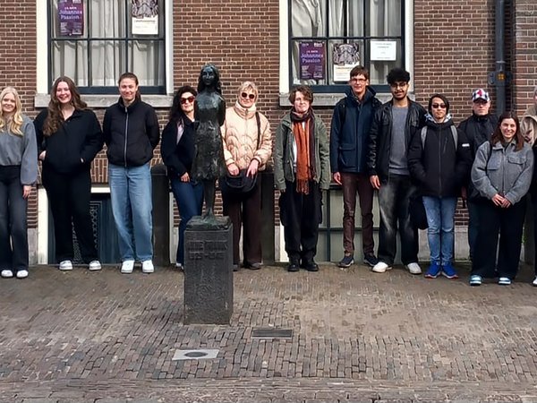 Bei einer Tagesfahrt nach Amsterdam haben die Bundesfreiwilligen der Städte Iserlohn, Hemer, Menden und Neuenrade das Anne-Frank-Haus besucht.