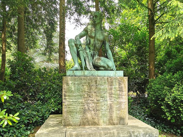 1928 von Robert Ittermann geschaffenes Ehrenmal für die Gefallenen des Ersten Weltkrieges auf dem Iserlohner Friedhof.