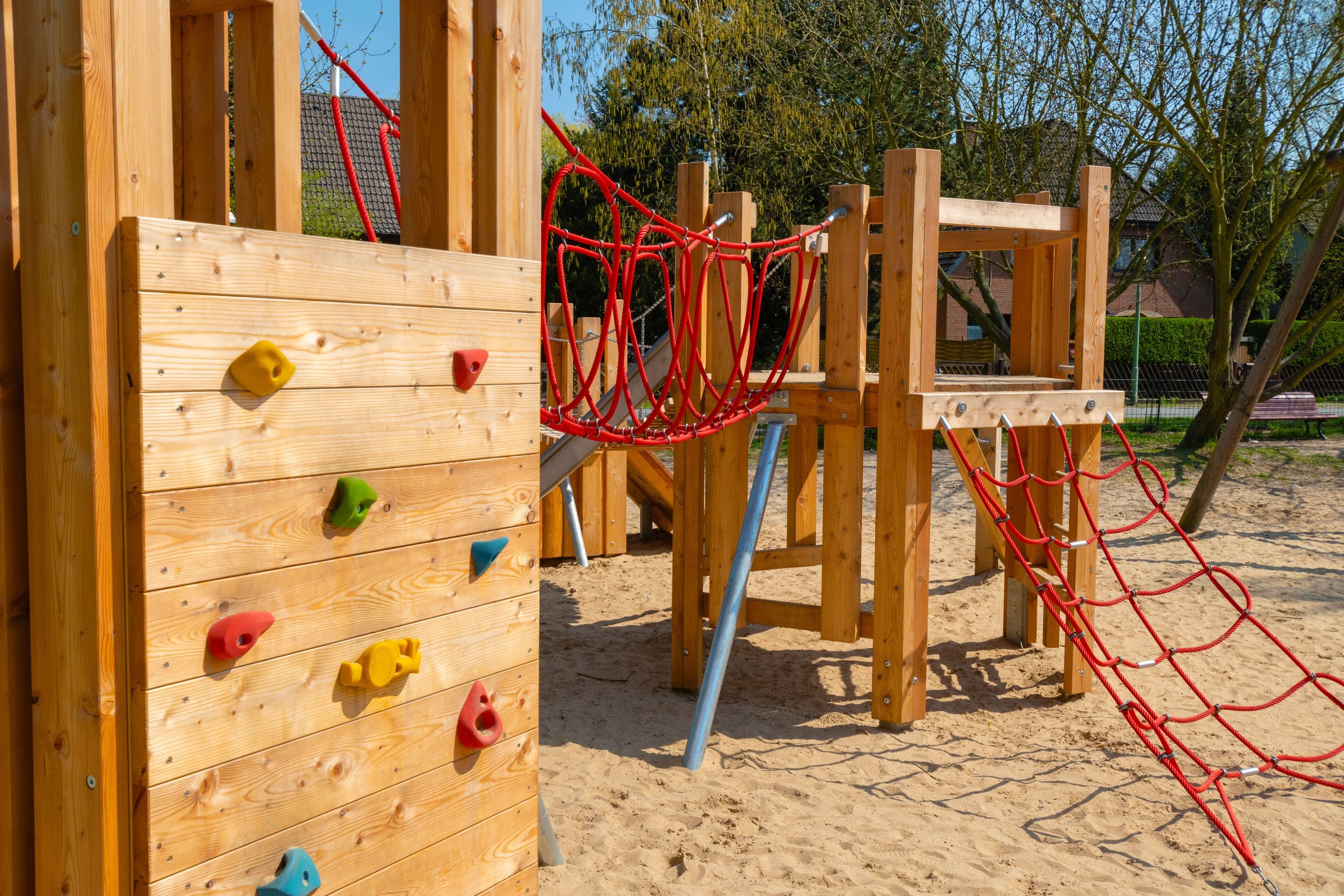 Das Bild zeigt ein Spielgerät aus Holz auf einem Spielplatz