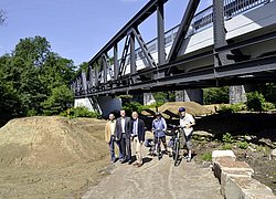 Stadtplaner Thorsten Grote, Baudezernent Mike Janke und Bürgermeister Dr. Peter Paul Ahrens (v.l.) machten sich im Juli 2016 ein Bild von dem fertig gestellten „Bike Park Letmathe“ und der sanierten Kreisbahnbrücke. Zwei Radler des ADFC kamen bei de