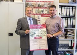 Ressortleiter Jochen Köhnke (l.) und Stadtarchivar Rico Quaschny präsentieren das Vortragsprogramm für das II. Halbjahr 2018.