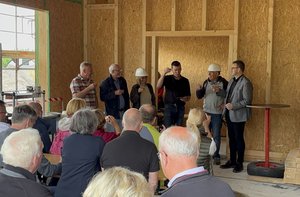 Im Beisein von Michael Glowalla, Georg Schebesta, Meike Zahn, Günter Keller und Bürgermeister Michael Joithe (v.l.) hielt Peter Quittmann den Richtspruch