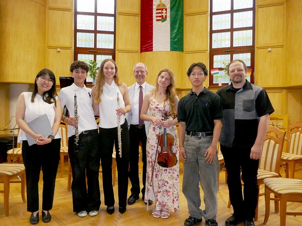 Die Iserlohner Musikschulgruppe nach dem Konzert in der Musikschule Nyíregyhàza mit Musikschulleiter Paul Breidenstein (mitte), dem stellvertretenden Schuleiter Adrian Ebmeyer (rechts) und (v. l. n. r.:) Klavierlehrerin Ryoko Arata, Takumi Alexis Ebmeyer, Eva Schweitzer, Katerina Plesiak und Da-Ho Jung.